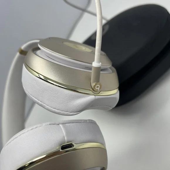 Gold Beats by Dre Studio 2.0 Over-Ear Wired Headphones B0500 W/ Case Tested - Picture 9 of 11